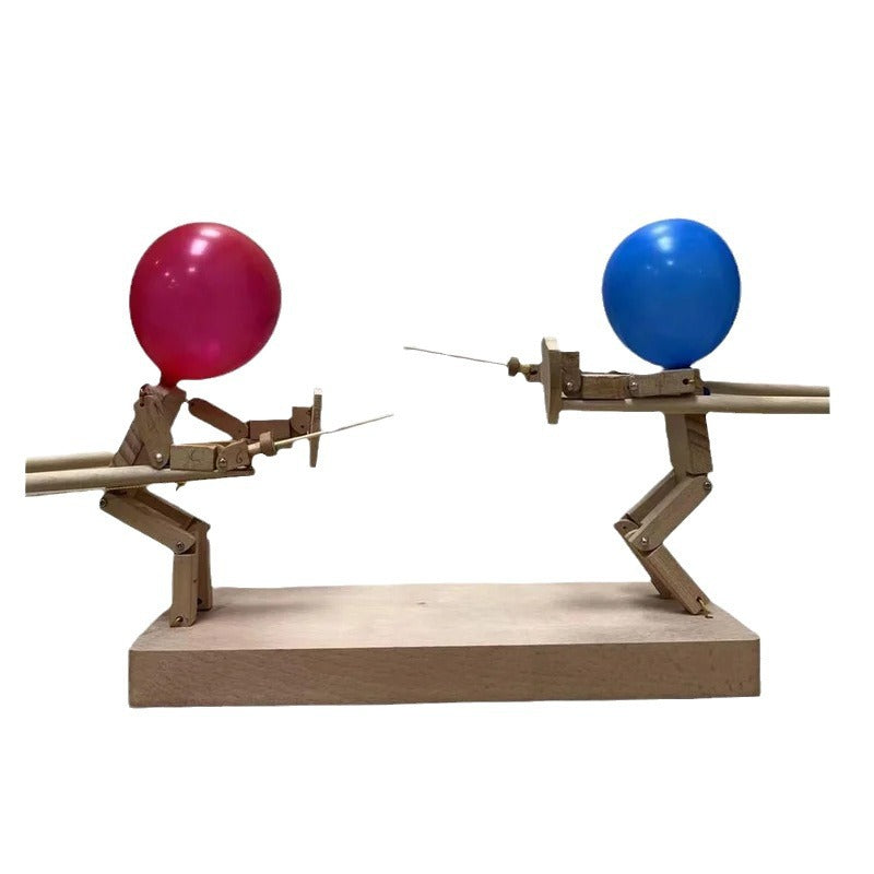 Verpacktes interaktives Holz Ballon Duell Spiel. Ideales Familienspiel und Partyspiel, fördert strategisches Denken.