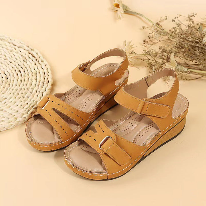Robuste Sohle der Damen Komfort-Sandalen, bietet guten Halt und Dämpfung für jeden Schritt.