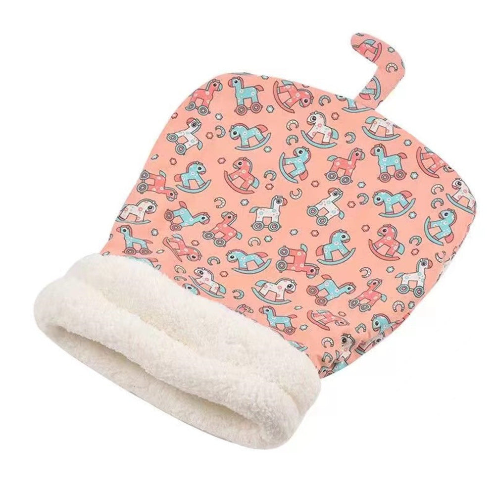 Katze schläft gemütlich im weichen Plüsch Katzen Kuschelbett Schlafsack; warmes Tierbett für Geborgenheit.