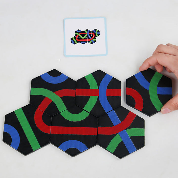 Kinder spielen aktiv mit dem PfadPuzzle, einem entwicklungsfördernden Lern- & Denkspiel.