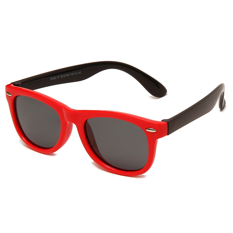 Grüne robuste Kinder-Sonnenbrille, flexibel, UV-Schutz für aktive Entdecker.