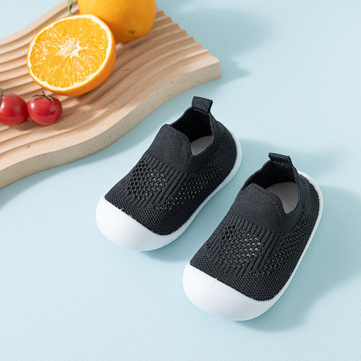 Seitliche Ansicht bequemer Kindersneaker für aktive Füße, mit flexibler Sohle für hohen Tragekomfort.