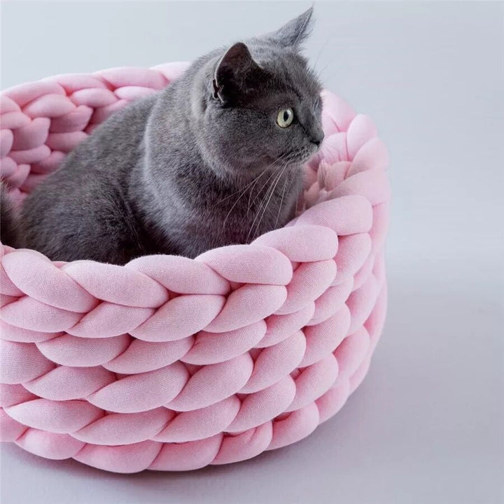 Stilvolles Katzenkörbchen handgeflochten aus weichem Material, perfektes Haustierbett für kleine Vierbeiner.