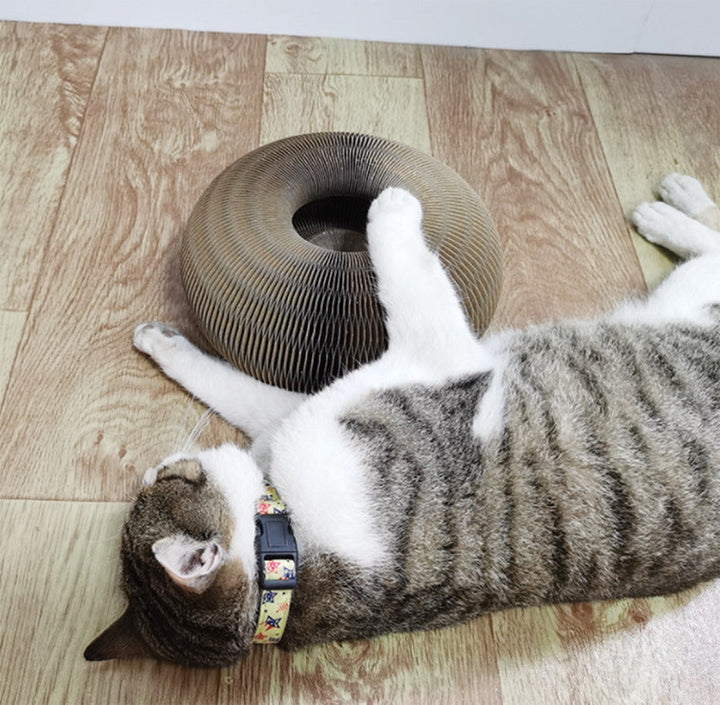 Katzen-Kratzspielzeug aus Karton mit integriertem Spielball; ideal für spielerische Krallenpflege und Aktivität der Katze.