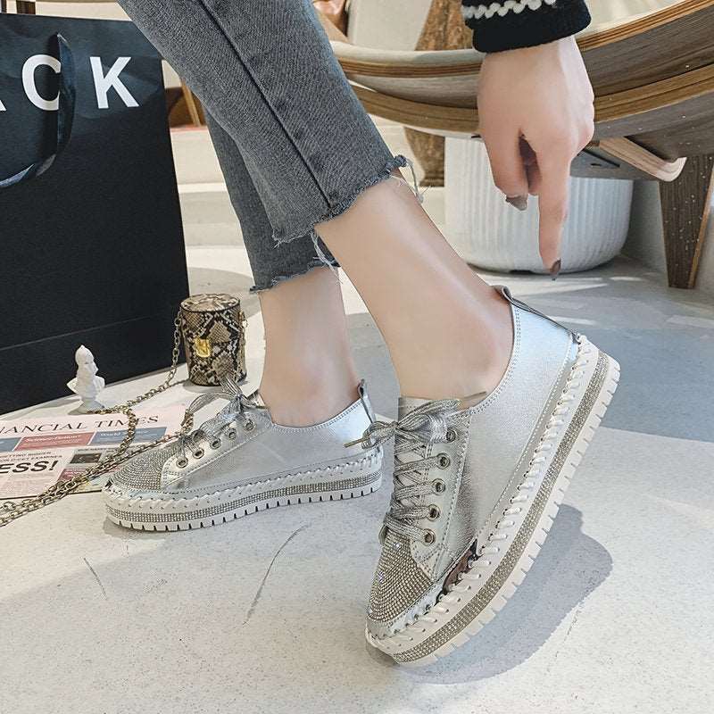 Elegante silberne Damen Plateau Sneaker mit Glitzer-Finish, modisch & vielseitig kombinierbar.