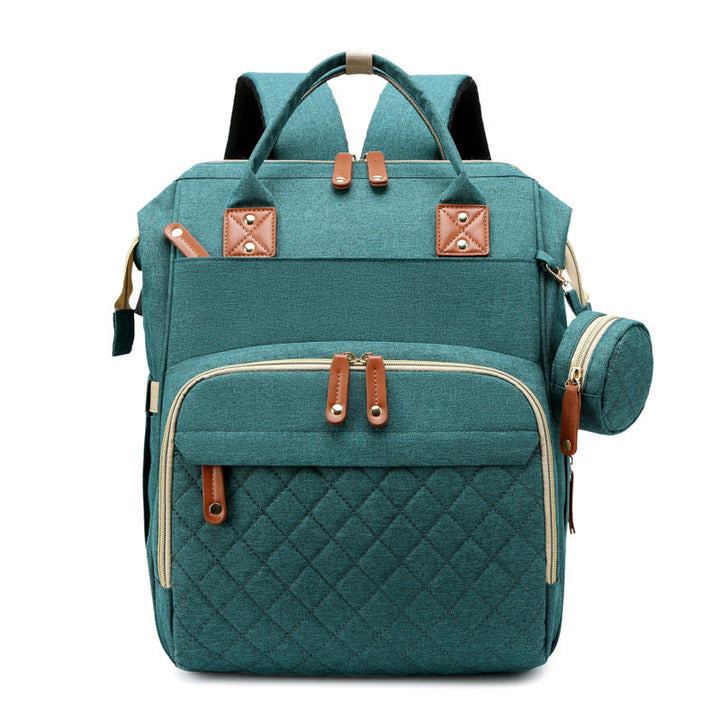 Der Wickelrucksack als mobiler Wickeltisch im Park. Praktische Babyausstattung für spontane Outdoor-Abenteuer.