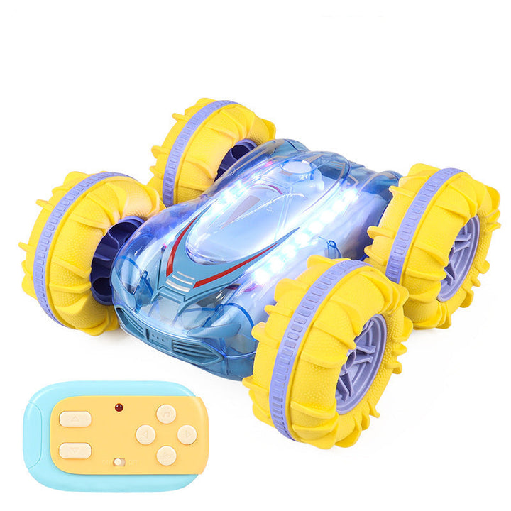 Ferngesteuertes Amphibienfahrzeug fährt durch Pfütze, spritzt Wasser. Robustes RC Auto für Kinder.