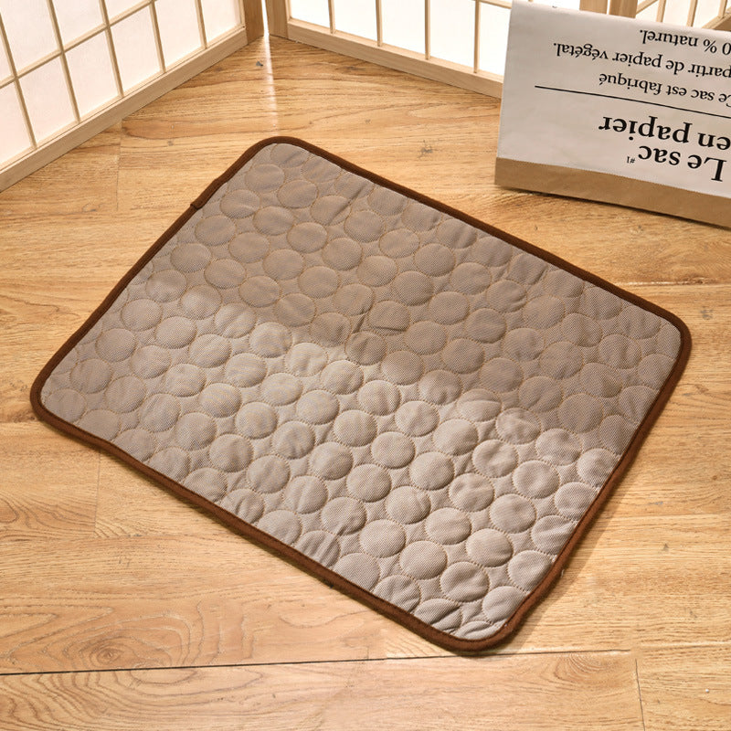Mobile Kühlmatte für Haustiere, perfekte Abkühlung und entspannender Ruheplatz für Hund und Katze im Sommer.
