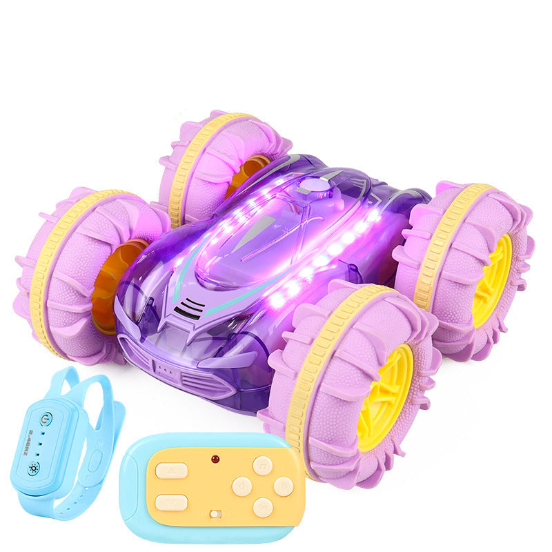 Wasserdichtes RC Amphibienfahrzeug schwimmt im Wasser. Kinderspielzeug für aufregende Wasserfahrten.