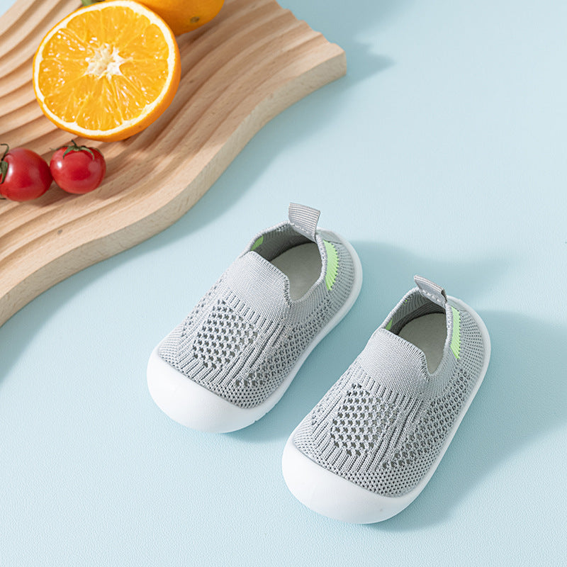 Aktives Kind trägt leichte, komfortable Babyschuhe Sneaker beim Spielen – ideal als Lauflernschuhe.