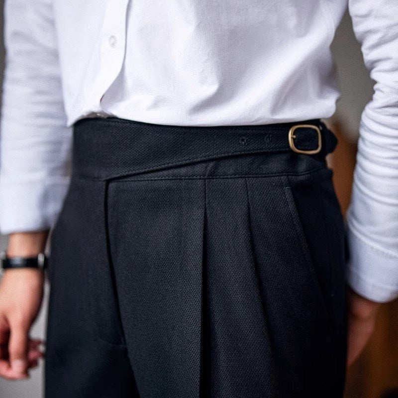 Zeitlose Businesshose für Herren mit Schnalle, in Dunkelblau, elegant & schick.