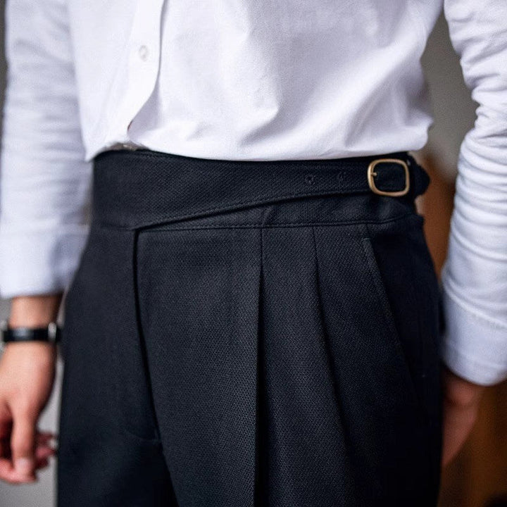 Zeitlose Businesshose für Herren mit Schnalle, in Dunkelblau, elegant & schick.