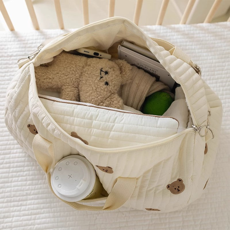 Organisierte Wickeltasche mit cleveren Fächern, ideal als Babytasche und praktischer Helfer für Mamas.