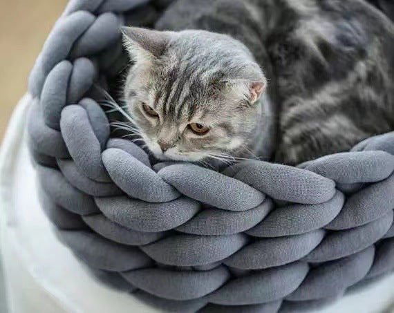 Luxuriöses Katzenbett, handgefertigt und extra weich, für entspannte Stunden und süße Träume.