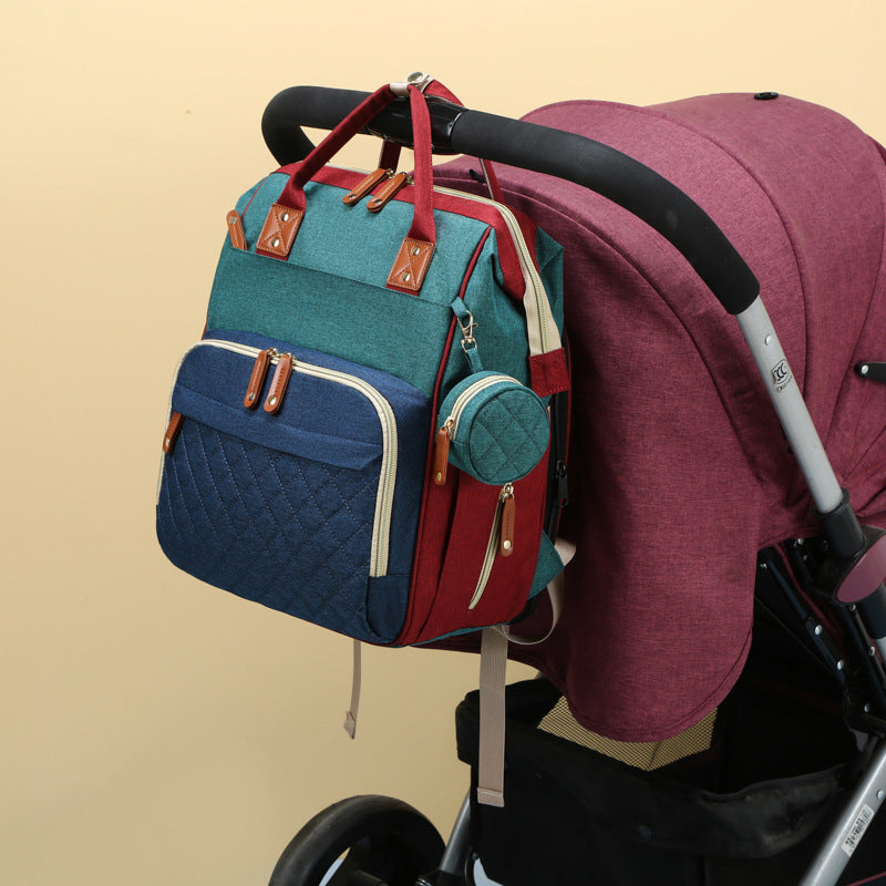 Multifunktionaler Wickelrucksack mit Wickelbett, getragen auf dem Rücken. Ideal als Elterntasche & Reiserucksack.