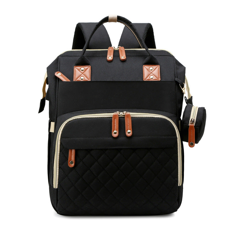 Eleganter Wickelrucksack, frontale Ansicht. Modische Elterntasche, die sich in ein Wickelbett verwandelt.