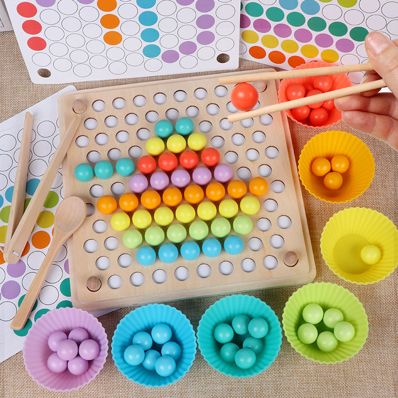 Montessori Holzkugel Sortierspiel zur Farberkennung, mit bunten Kugeln & passenden Bechern. Pädagogisches Lernspielzeug.