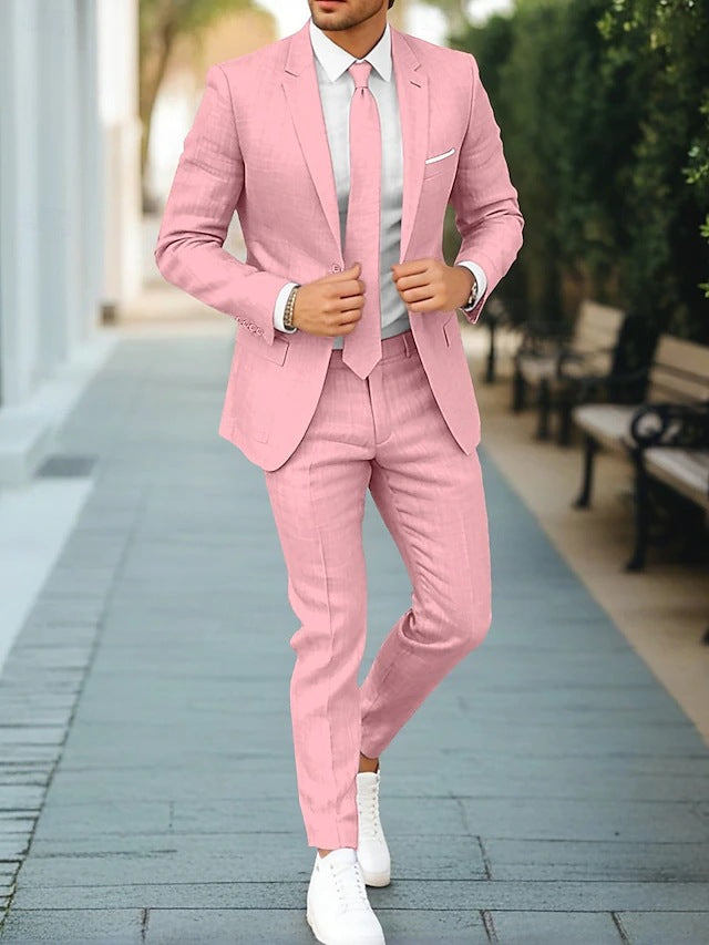 Rückansicht des taillierten Herren Sommer Anzugs. Zeigt eleganten Schnitt und Passform für moderne Herrenmode.