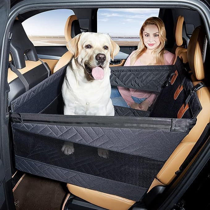 Hund auf bequemer Autoschutzmatte im Auto; sorgt für sichere, komfortable Transportsicherung des Vierbeiners.
