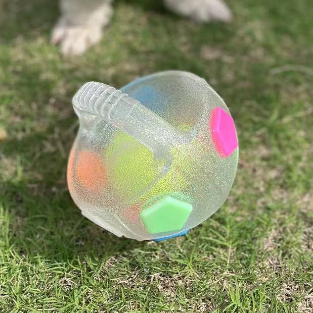 Robuster Kau-Ball für Hunde, unterstützt Stressabbau und effektive Zahnpflege als nützlicher Kauartikel.
