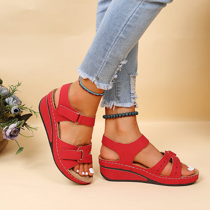 Detail des Klettverschlusses an den verstellbaren Damen Sandalen für einfaches An- und Ausziehen.