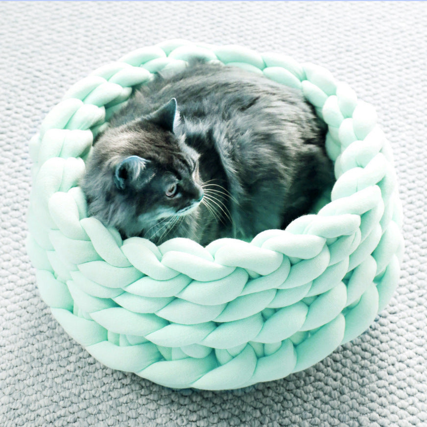Gemütliche Kuschelhöhle für Katzen, handgeflochtenes Design, bietet Wärme & Sicherheit.