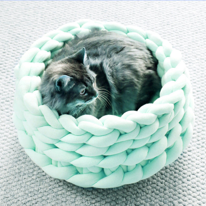 Gemütliche Kuschelhöhle für Katzen, handgeflochtenes Design, bietet Wärme & Sicherheit.