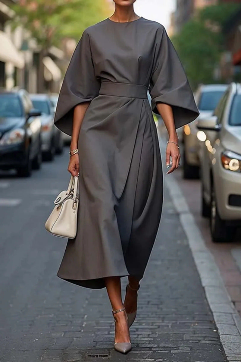 Schickes Damen Midikleid im modernen Design. Taillierter Schnitt mit Ballonärmeln und U-Boot-Ausschnitt für stilbewusste Frauen.