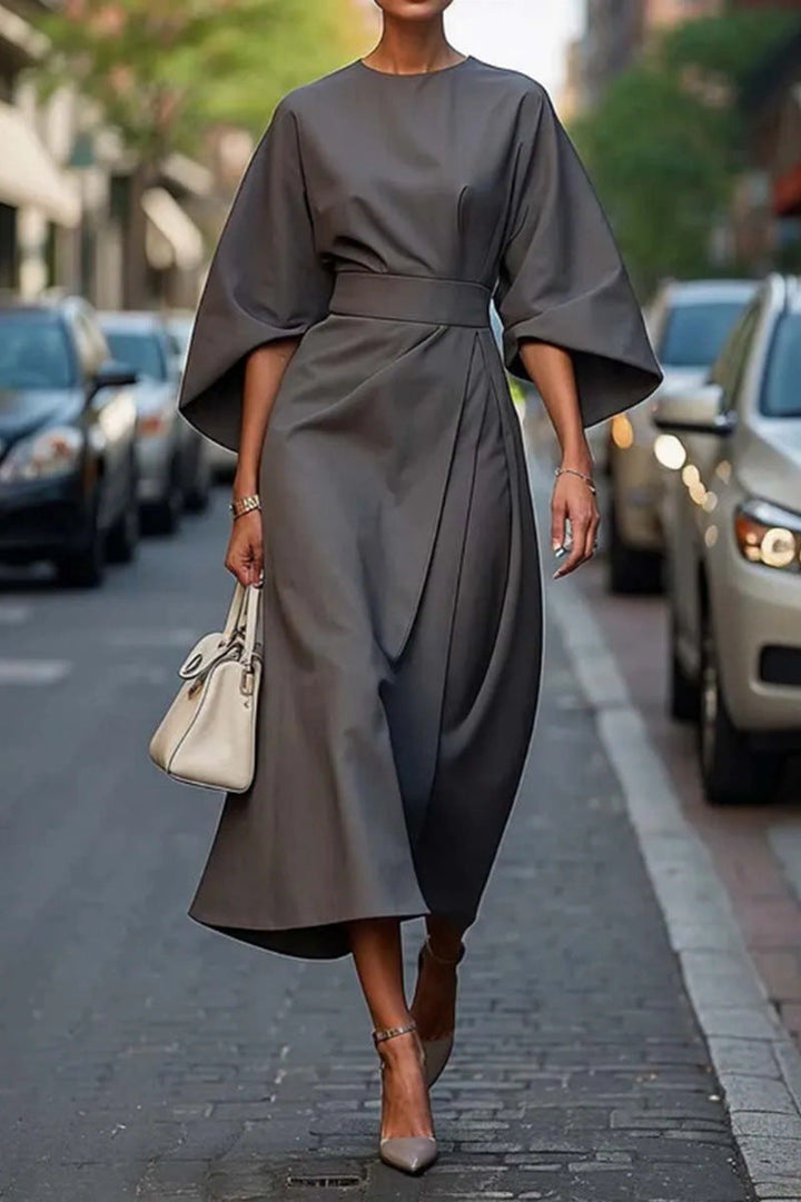 Schickes Damen Midikleid im modernen Design. Taillierter Schnitt mit Ballonärmeln und U-Boot-Ausschnitt für stilbewusste Frauen.