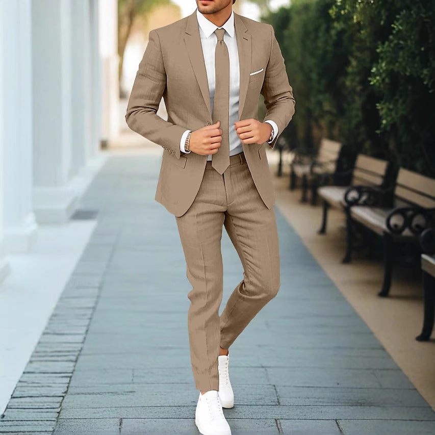 Stilvoller, taillierter Herren Sommer Anzug an Model. Eleganter Business Casual Look für festliche Anlässe.