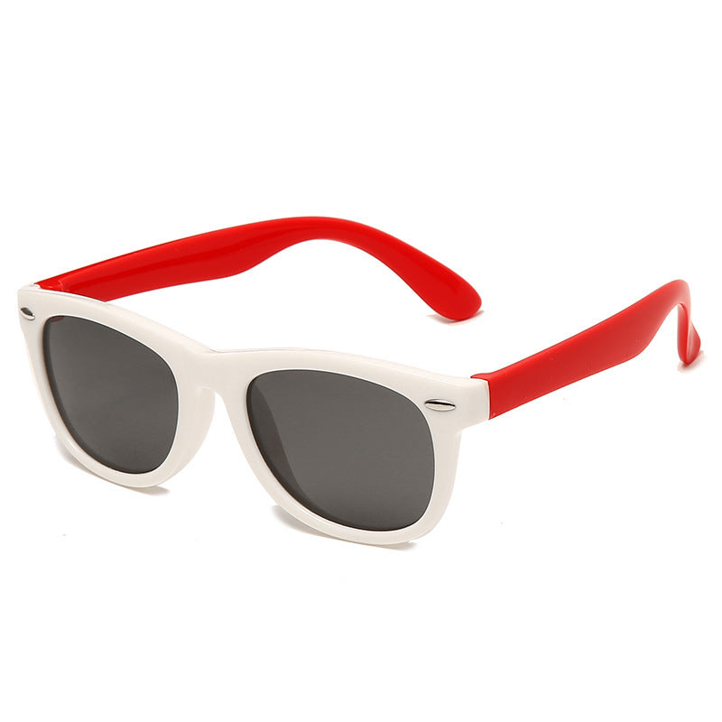 Flexible Kinder-Sonnenbrille in Blau-Grün, UV-Schutz, robust für aktive Kinder.