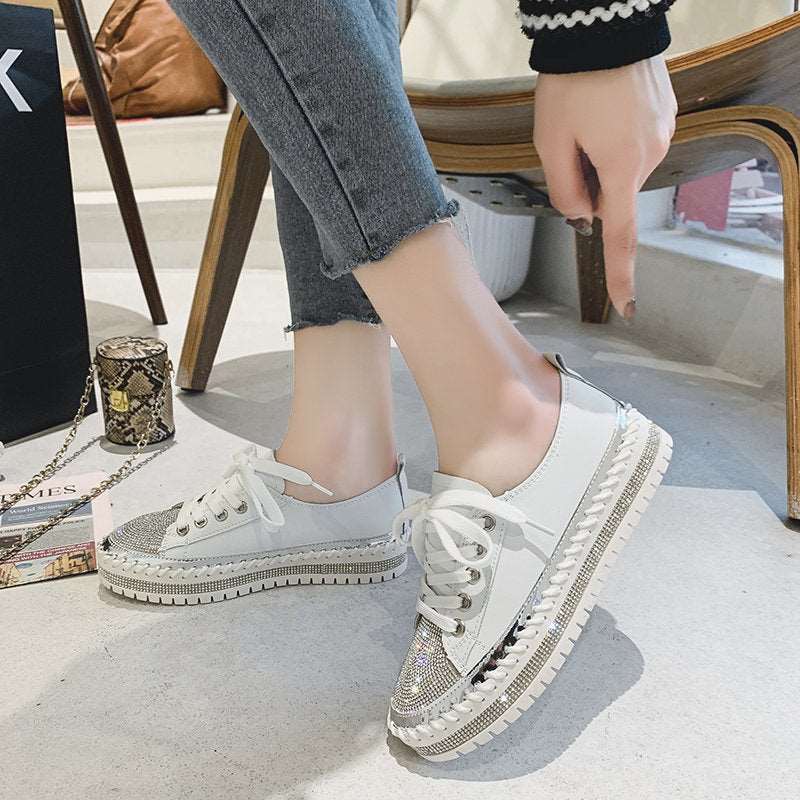 Modische Damen Plateau Glitzer Sneaker in Silber, perfekt für einen stilvollen, komfortablen Auftritt.
