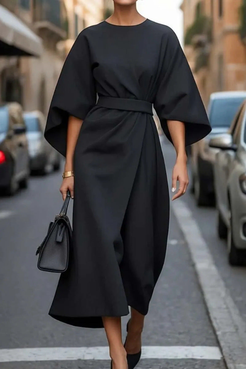Modisches Damen Midikleid mit femininen Ballonärmeln. Taillierter Schnitt betont die Figur. Vielseitig kombinierbar.