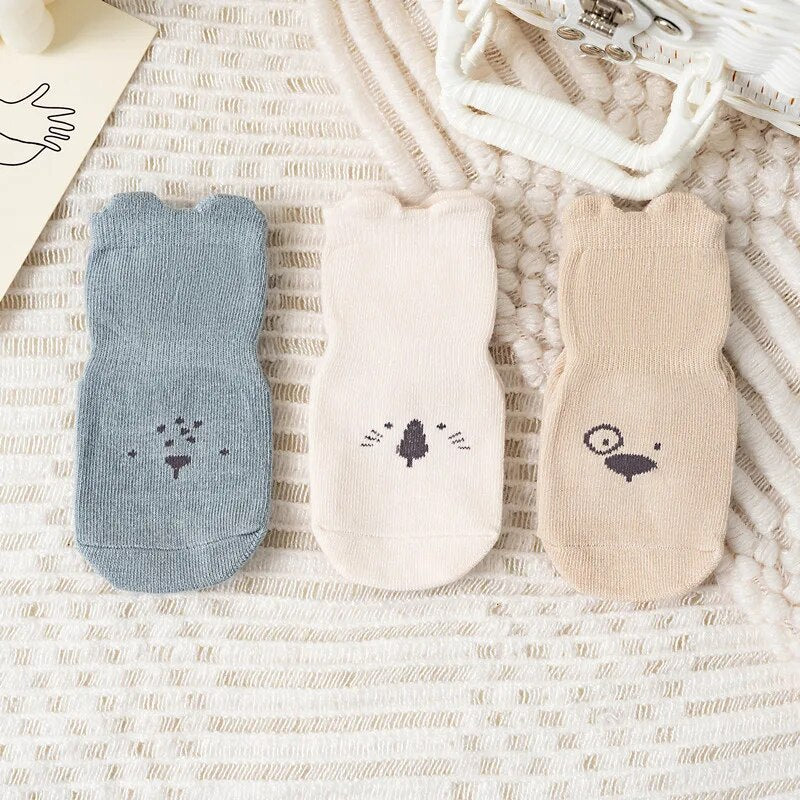 Hochwertige Babysocken (3er-Set) mit Antirutsch-Noppen, perfekt für Babys und Kleinkinder beim Spielen und Entdecken.