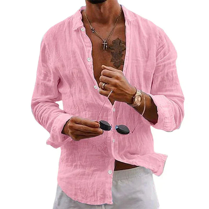 Mann trägt stilvolles Herrenhemd im Old Money Look, unifarben, perfekt für Smart Casual Anlässe.