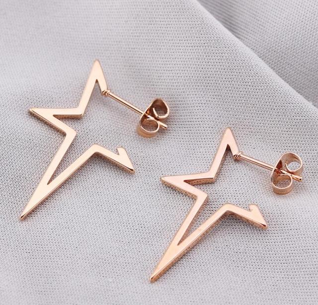 Rebellische Unisex-Ohrstecker: Punk-Sterne aus robustem Edelstahl, ideal für einzigartigen Schmuck-Style.