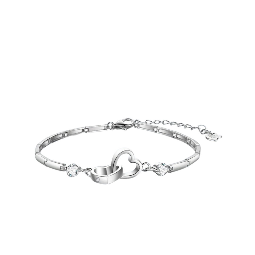 Nahaufnahme des Damen Silberarmbands mit zwei ineinandergreifenden Herzen, Symbol für Liebe und Romantik.