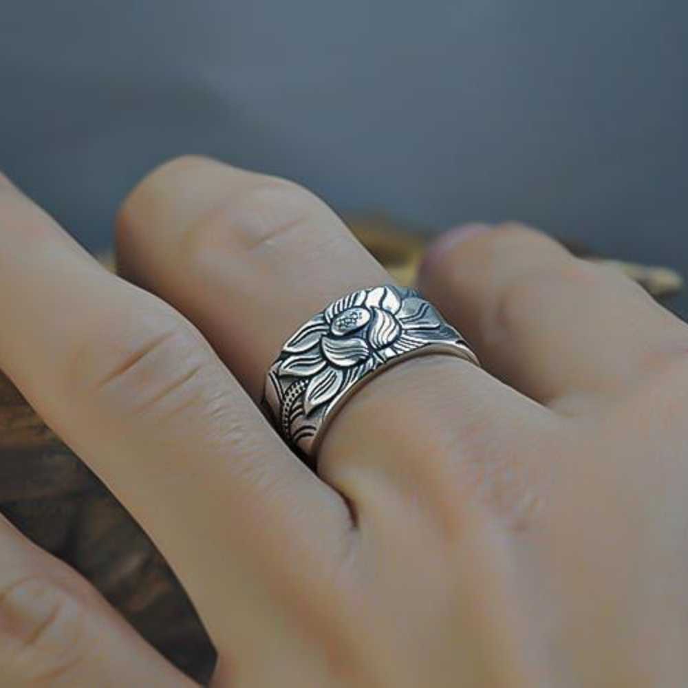 Unisex 925 Sterlingsilber Lotus-Sutra-Ring mit detaillierter Gravur, verstellbarer Meditationsschmuck.