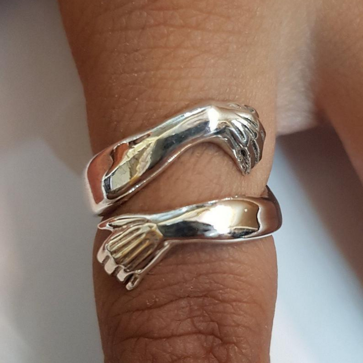 Moderner Silberring in Umarmungsform, offenes Design, angenehm zu tragen, Unisex-Accessoire.