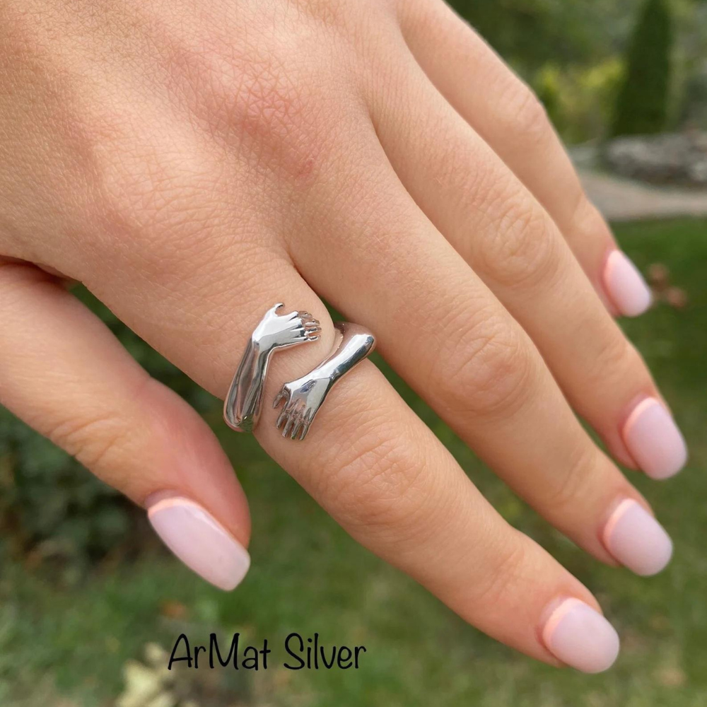 Unisex Silber Umarmungsring, verstellbar, als Zeichen der Verbundenheit.