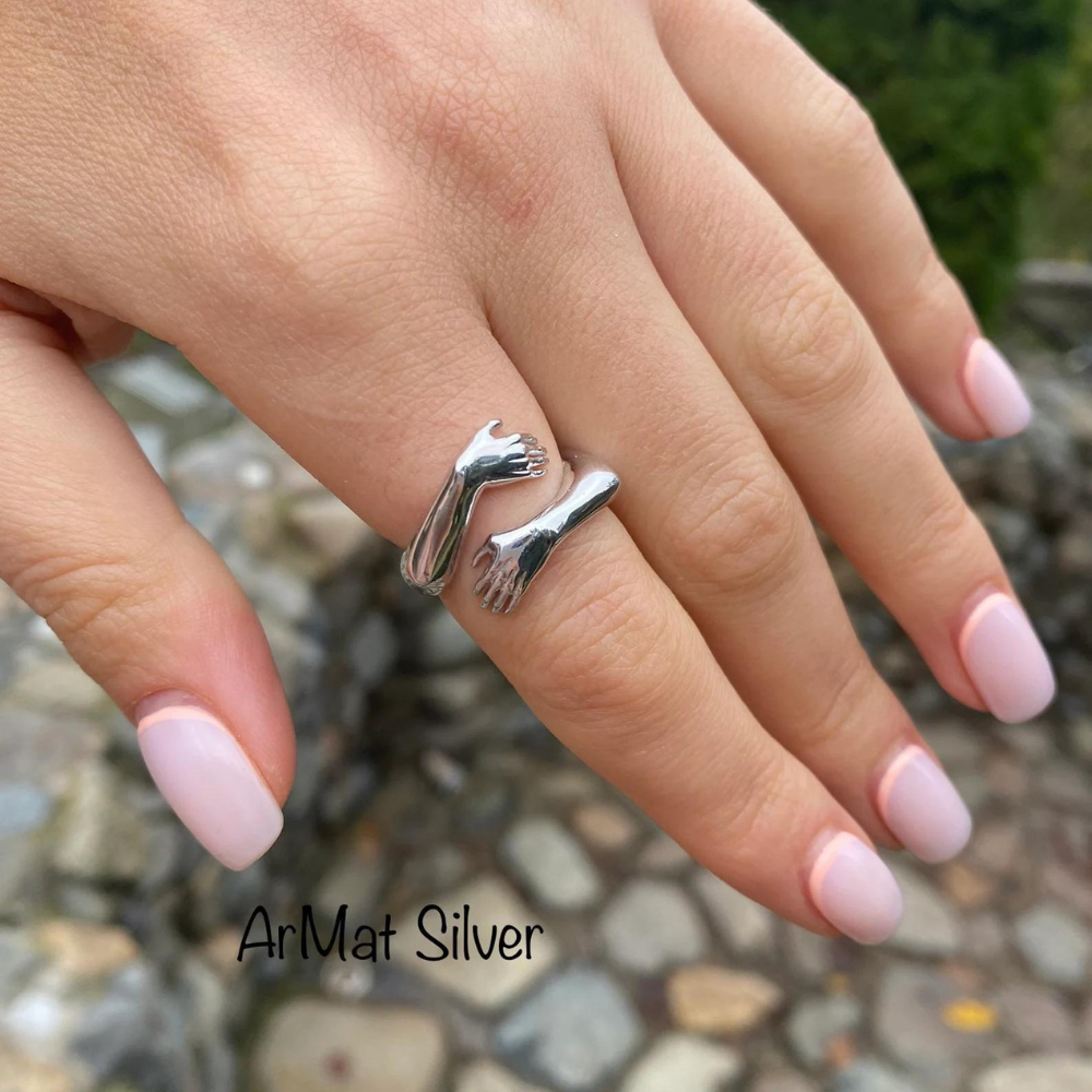 Offener Unisex Silberring im Umarmungsdesign, elegantes Schmuckstück für Damen & Herren.