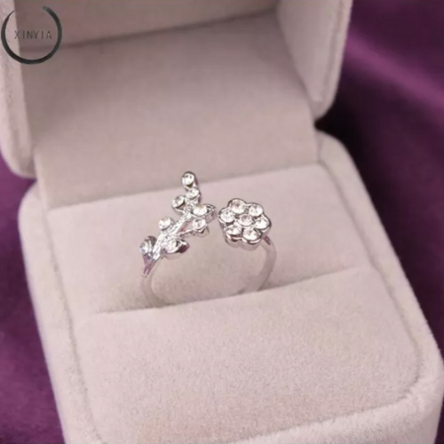 Nahaufnahme des Damen Wunschblumen Rings in Silber mit glänzenden Zirkonia-Steinen und detailliertem Blattmuster.