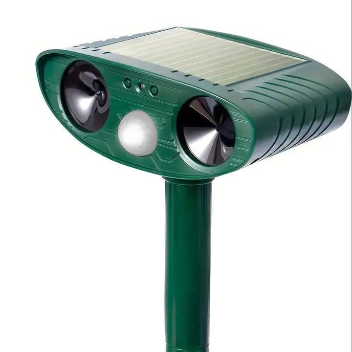 Effektiver Ultraschall Tiervertreiber mit Solarladung, ideal für tierfreundlichen Gartenschutz gegen Katzen.