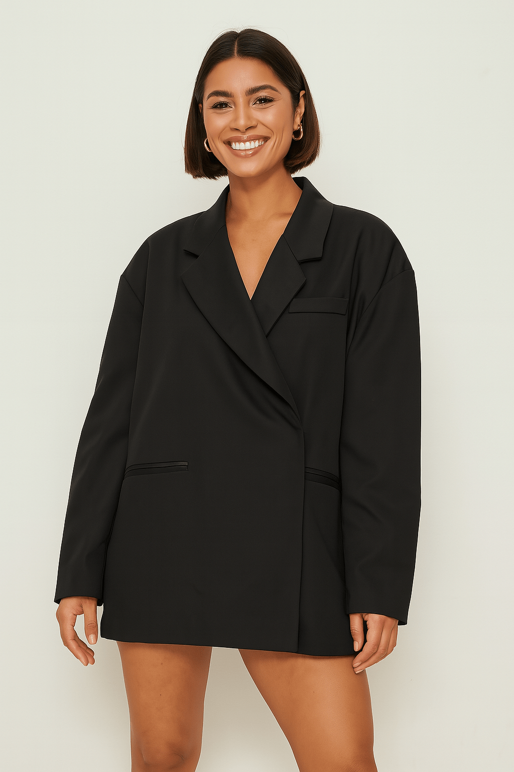Fließender Stoff des minimalistischen Damen Oversize Blazers knopflos. Moderner Stil für jede Gelegenheit.