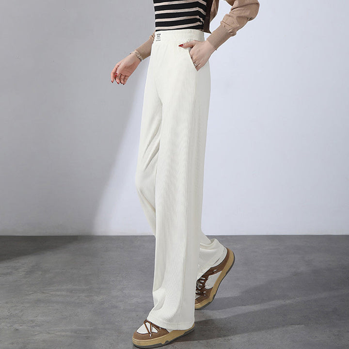 Knitterarme High Waist Damenhose in Beige, weites Bein, modisch und locker für sommerliche Anlässe.