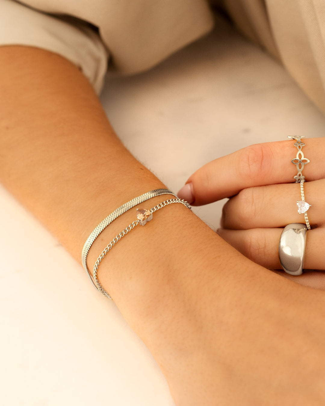 Zierliches Sterling Silber Herz Geburtsstein Armband für Damen, modischer und personalisierter Schmuck.