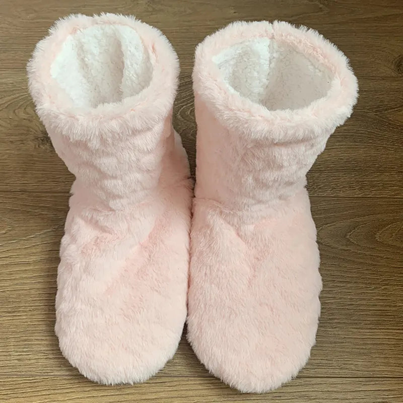 Frau trägt gemütliche Damen Winterhausschuhe, genießt den Komfort und die Wärme zuhause. Flauschige Pantoffeln.