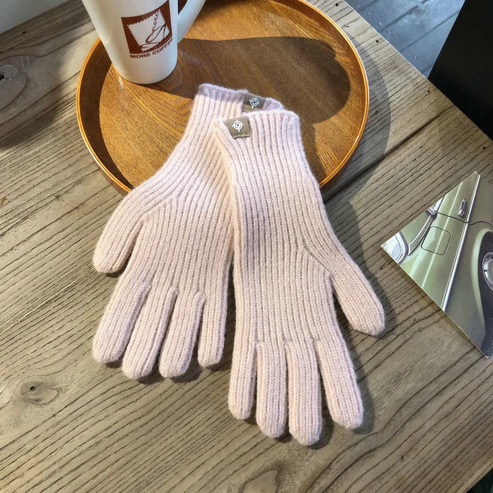 Gemütliche Damen Strickhandschuhe für Winter & Herbst. Warm, stilvoll und Touchscreen-freundlich.