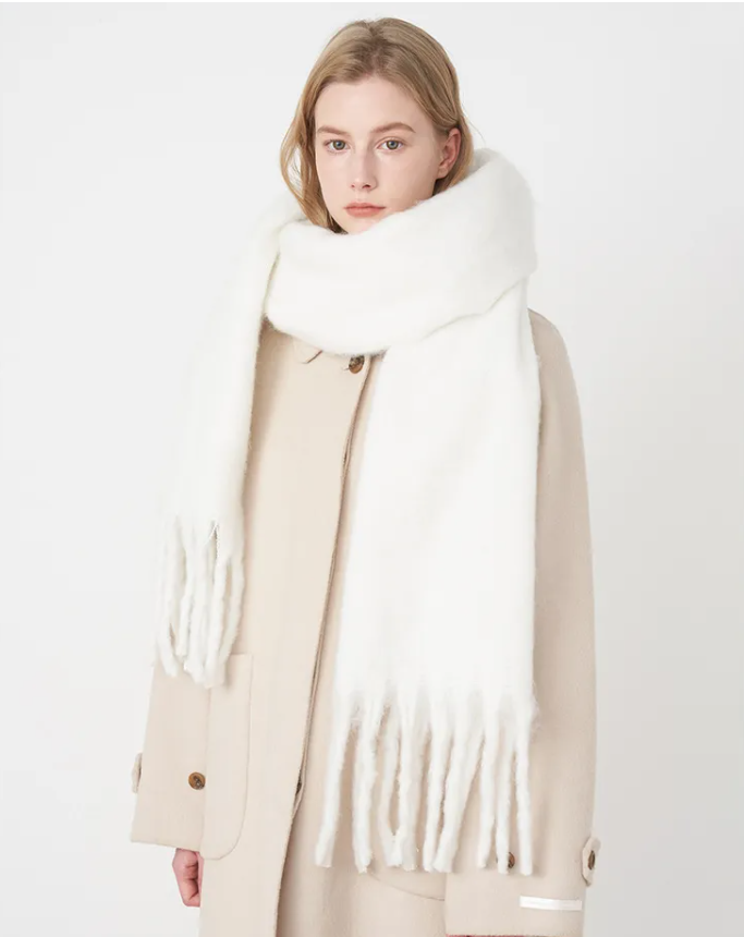 Warmer Damenschal, luxuriös & stilvoll, ideal für kalte Wintertage. Perfektes Modeaccessoire.