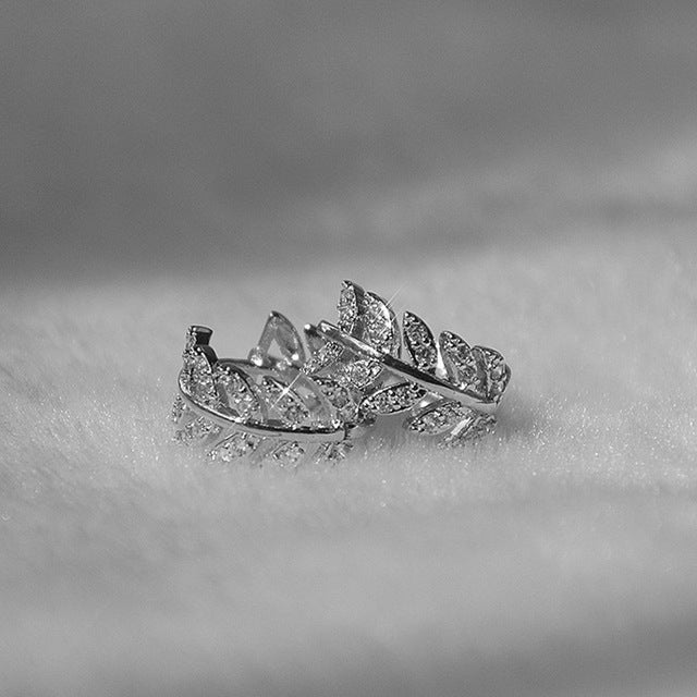 Funkelnde Damen Diamant Creolen in Weiß- & Gelbgold. Elegante Ohrringe mit Edelsteinen für Frauen.